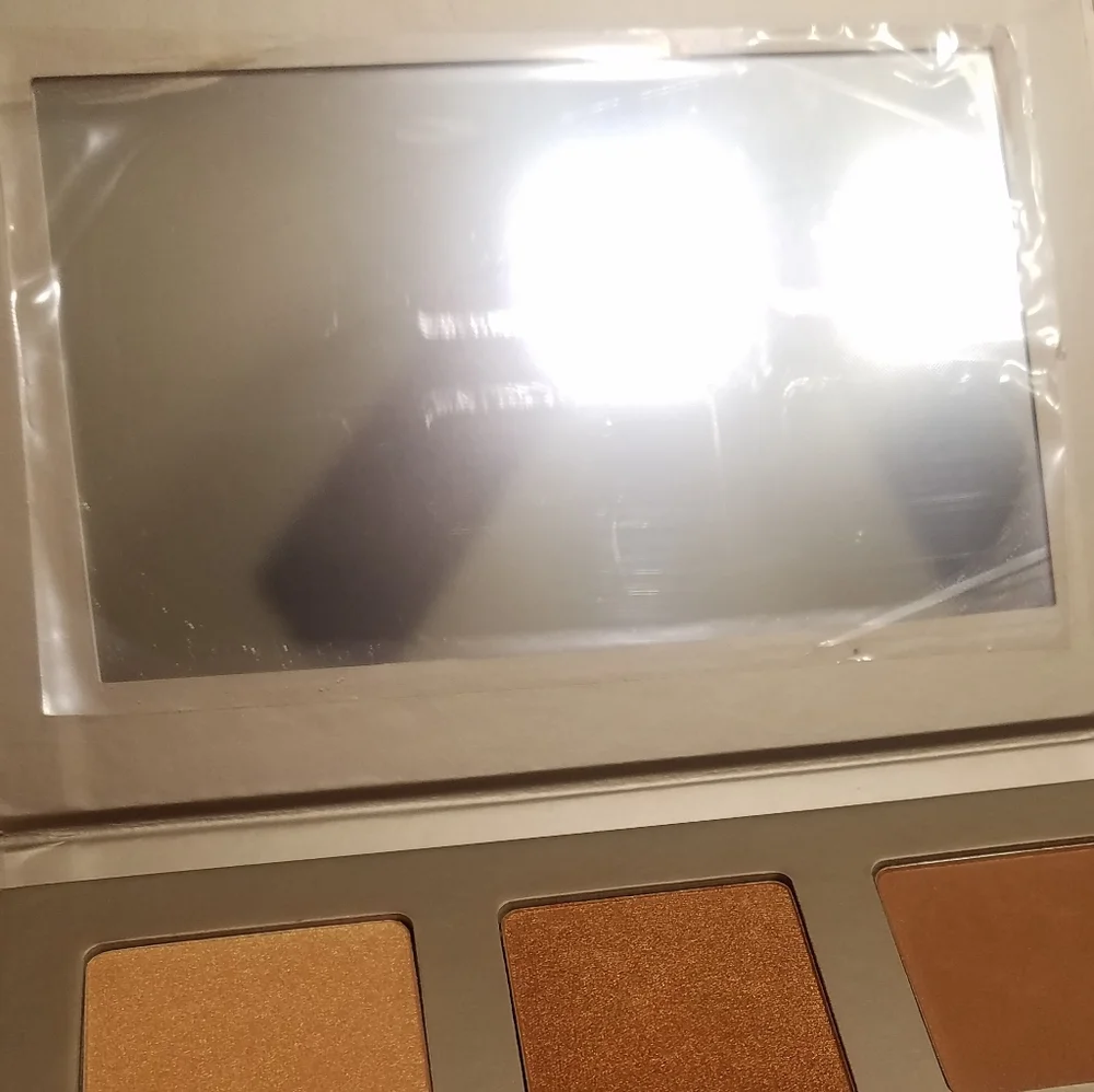 🆕 Iconic London Blaze Chaser Face Palette
